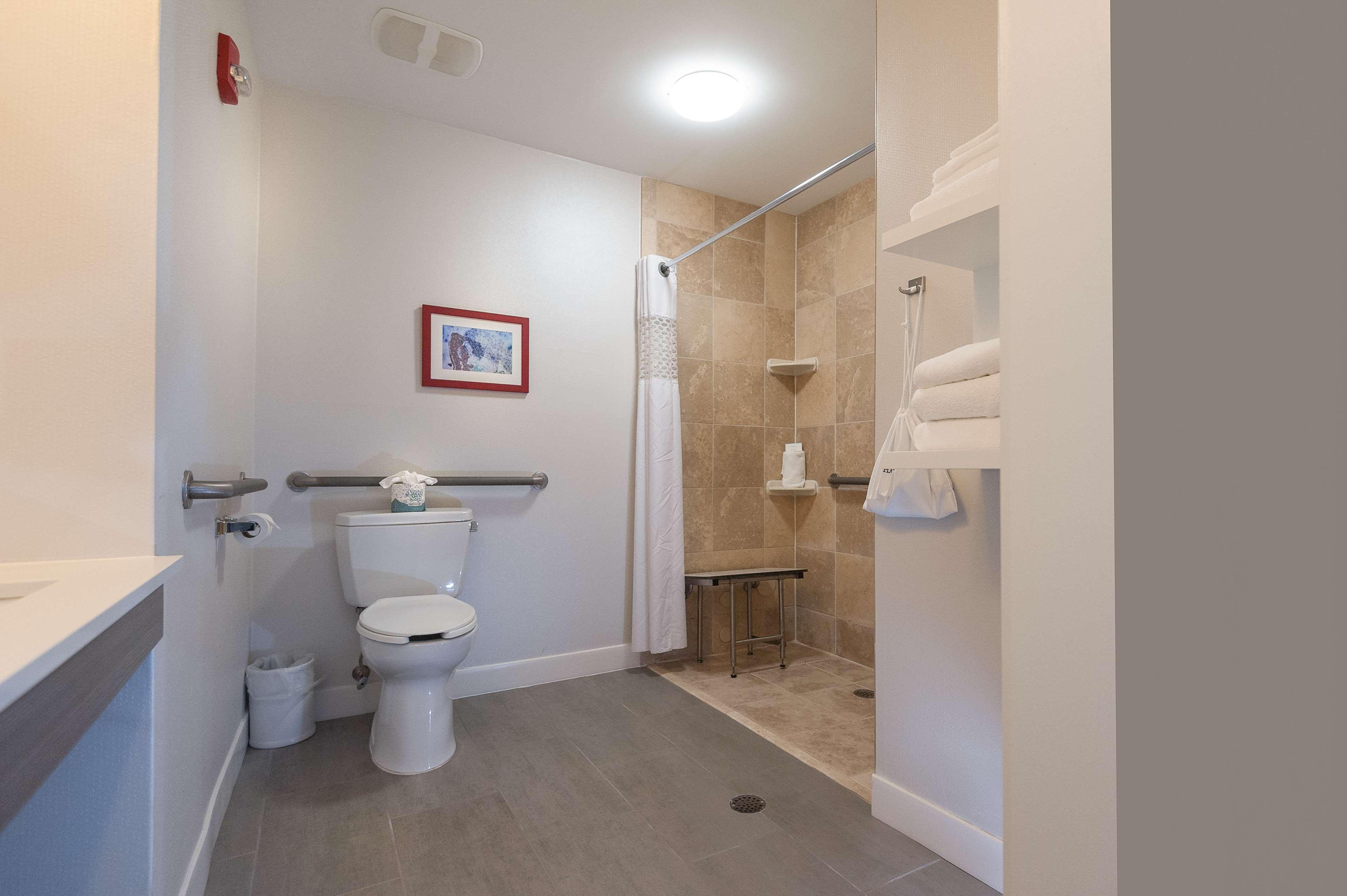 Hampton Inn Ист-Виндзор Экстерьер фото