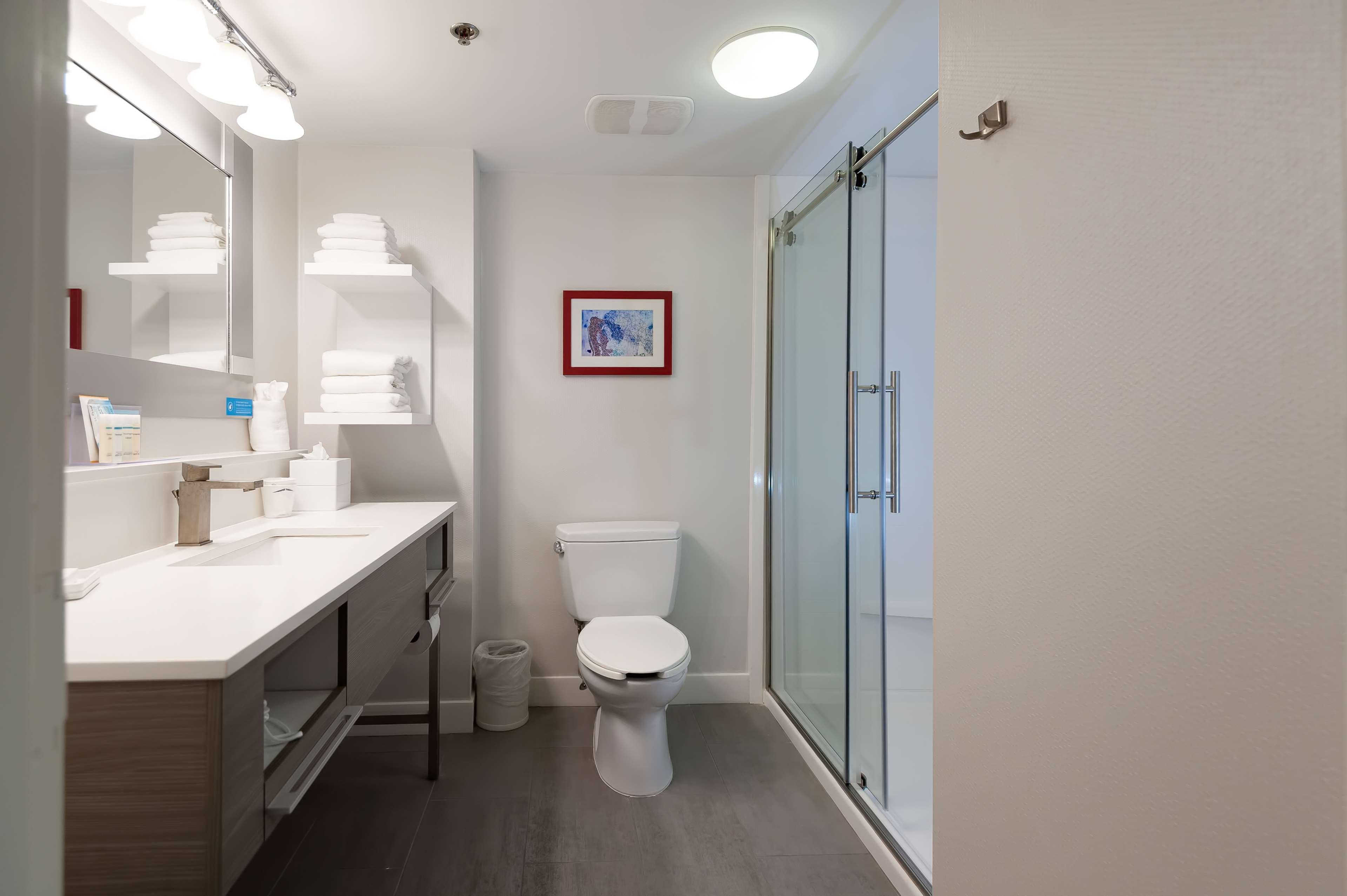 Hampton Inn Ист-Виндзор Экстерьер фото