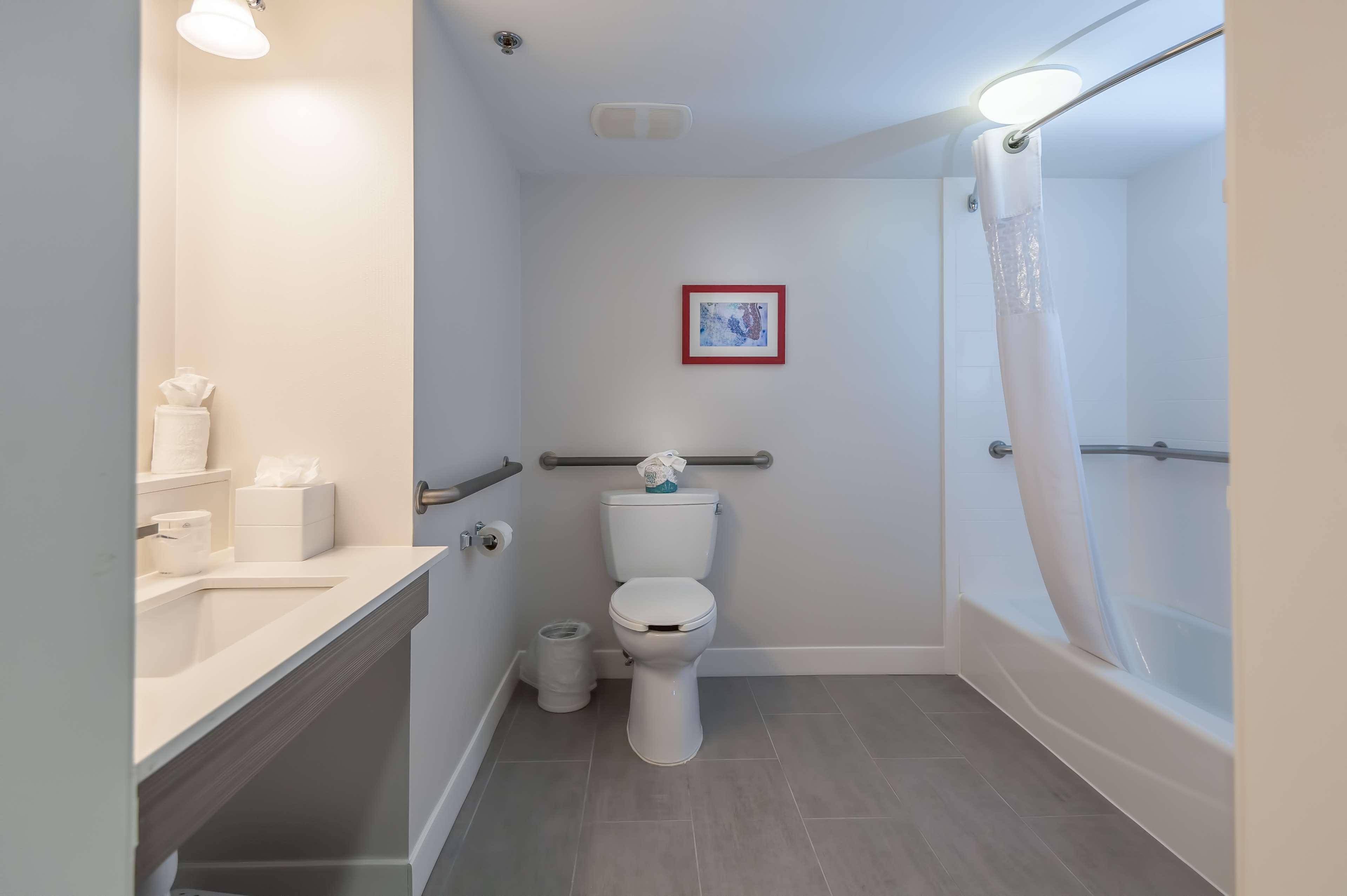 Hampton Inn Ист-Виндзор Экстерьер фото