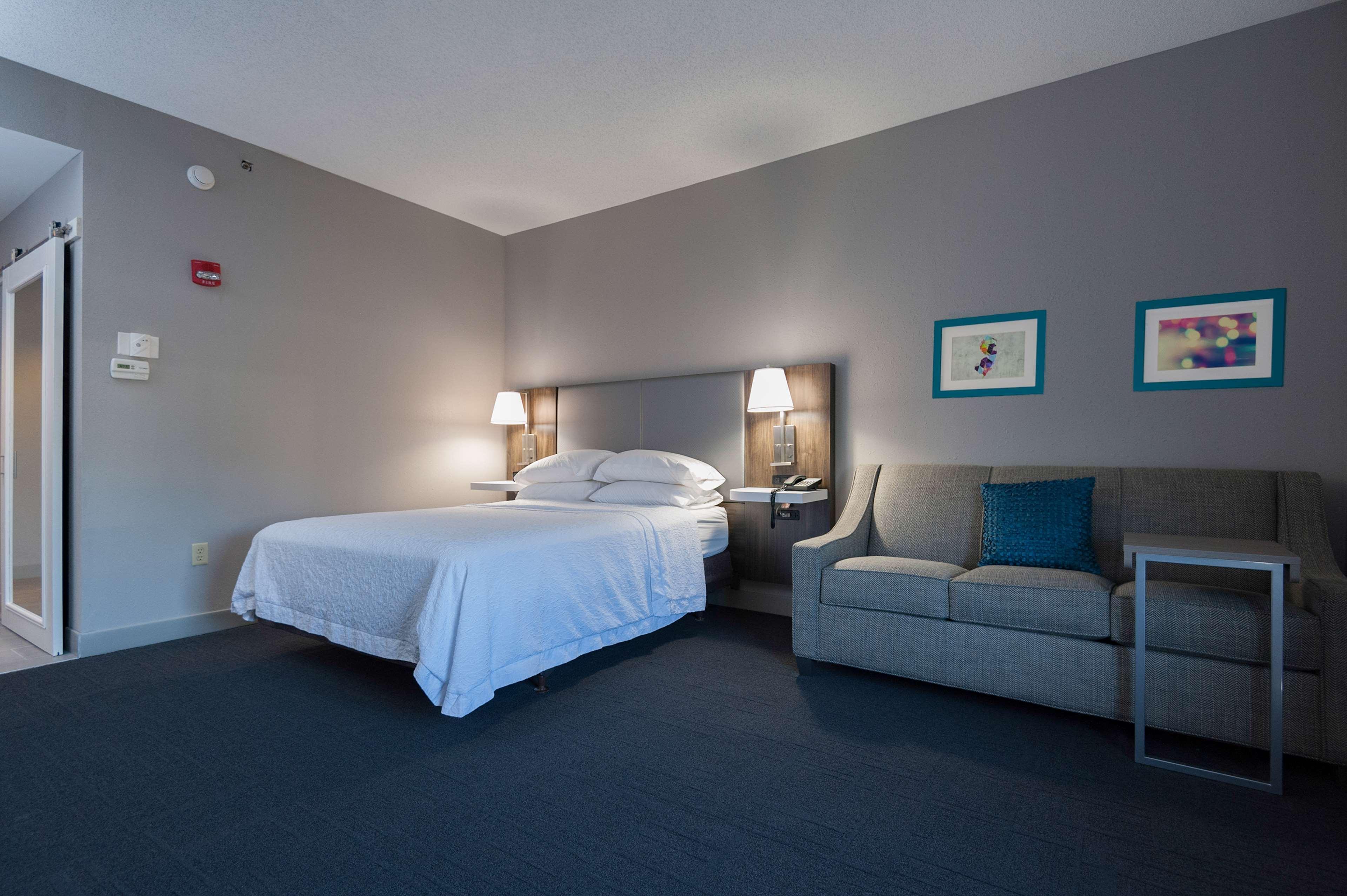 Hampton Inn Ист-Виндзор Экстерьер фото