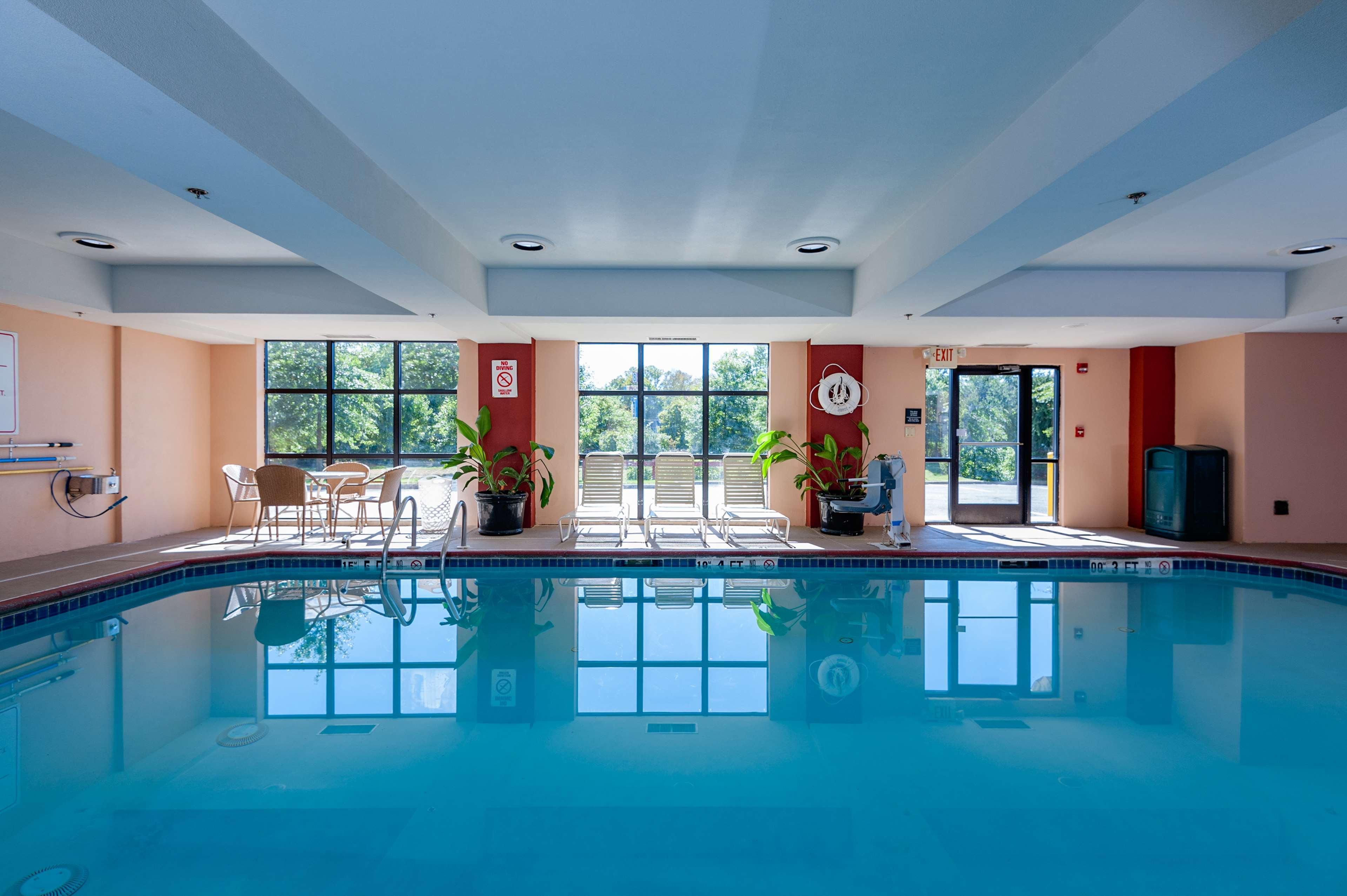 Hampton Inn Ист-Виндзор Экстерьер фото