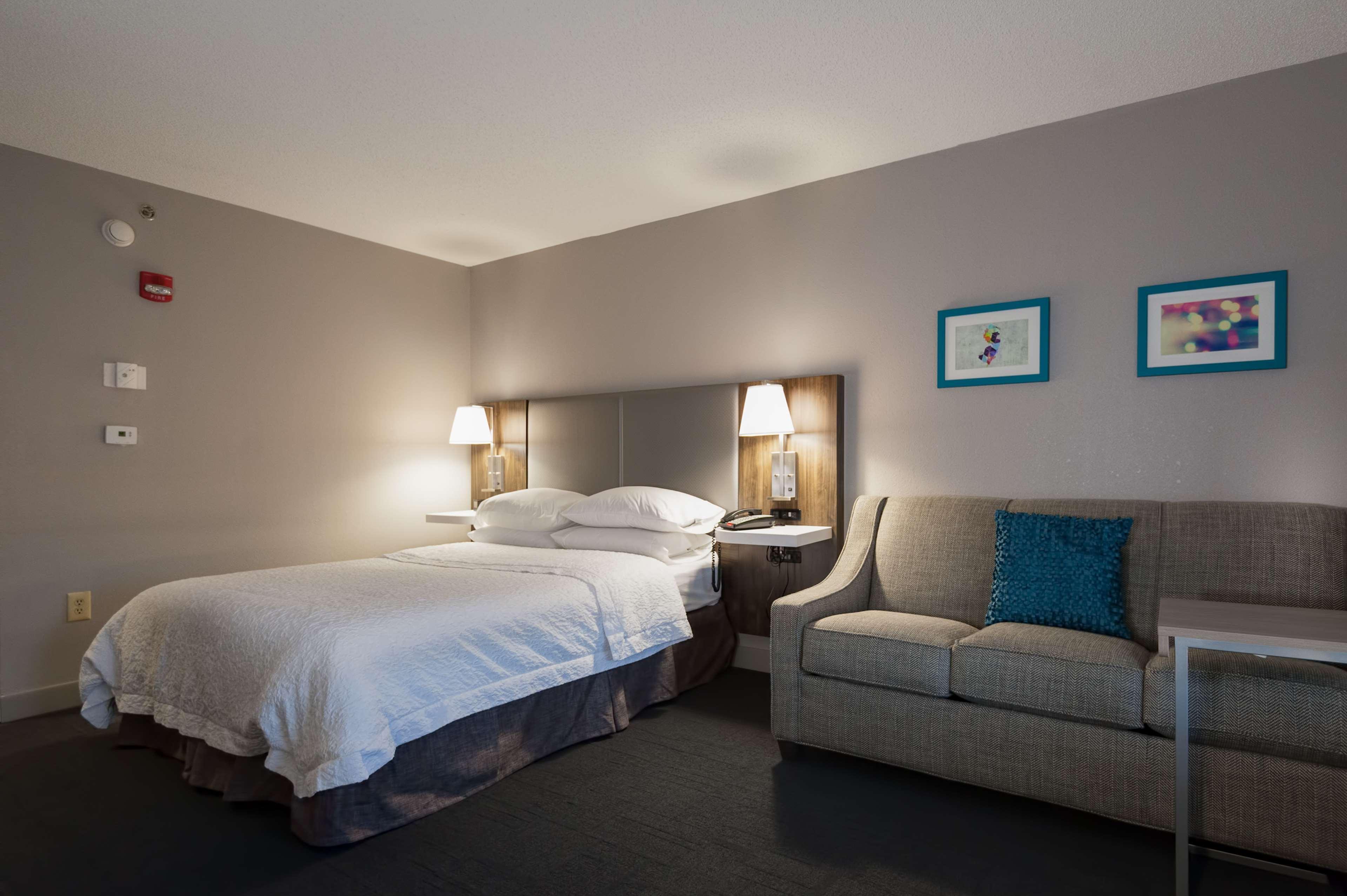 Hampton Inn Ист-Виндзор Экстерьер фото