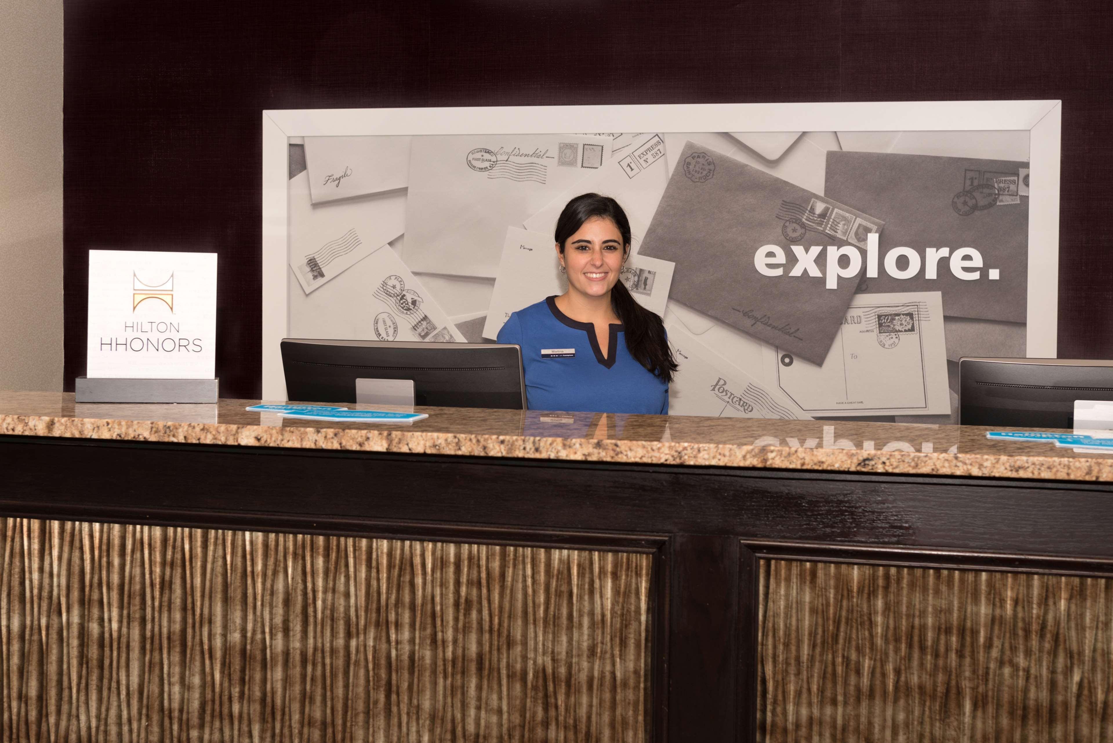 Hampton Inn Ист-Виндзор Экстерьер фото