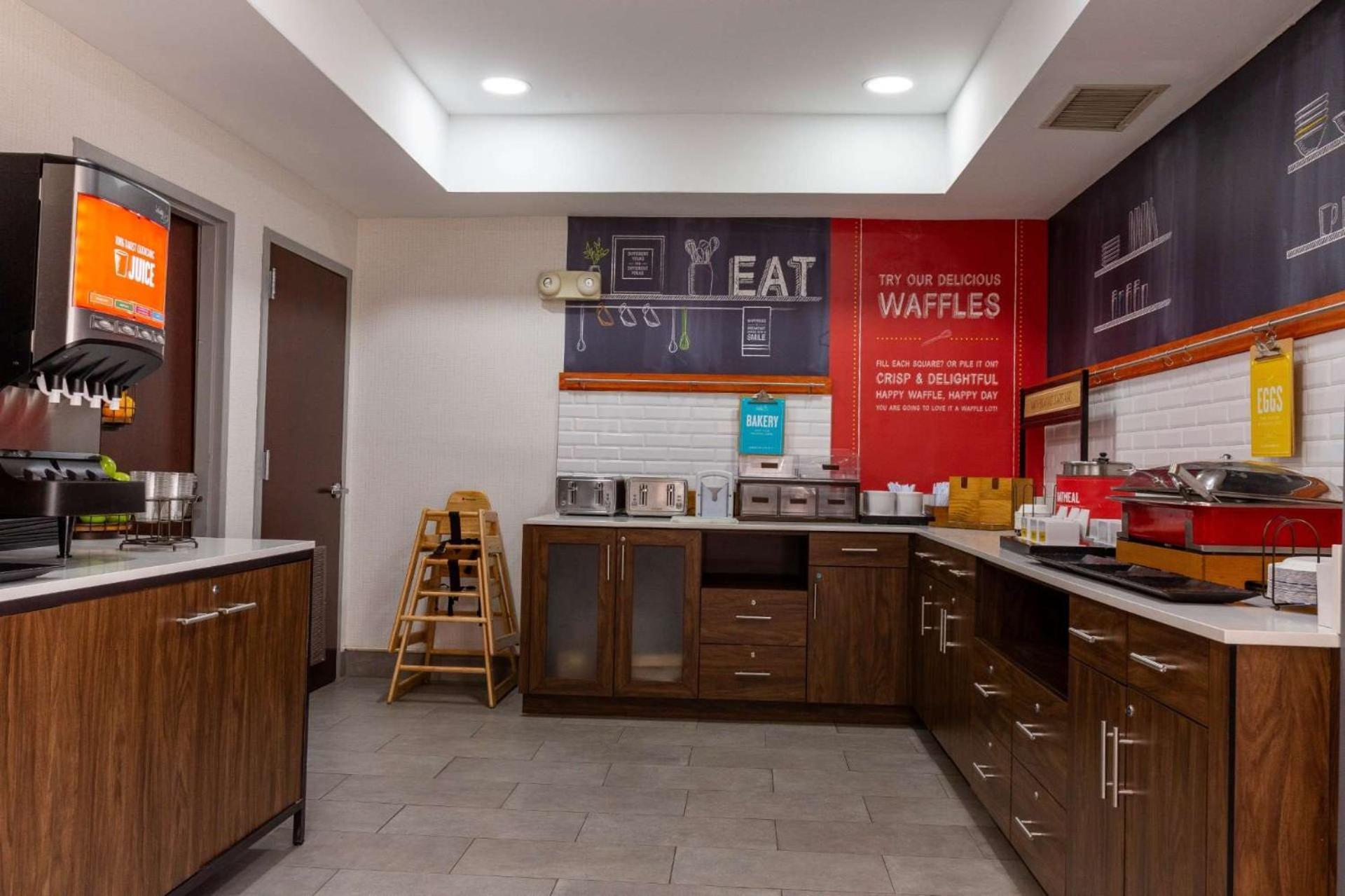 Hampton Inn Ист-Виндзор Экстерьер фото