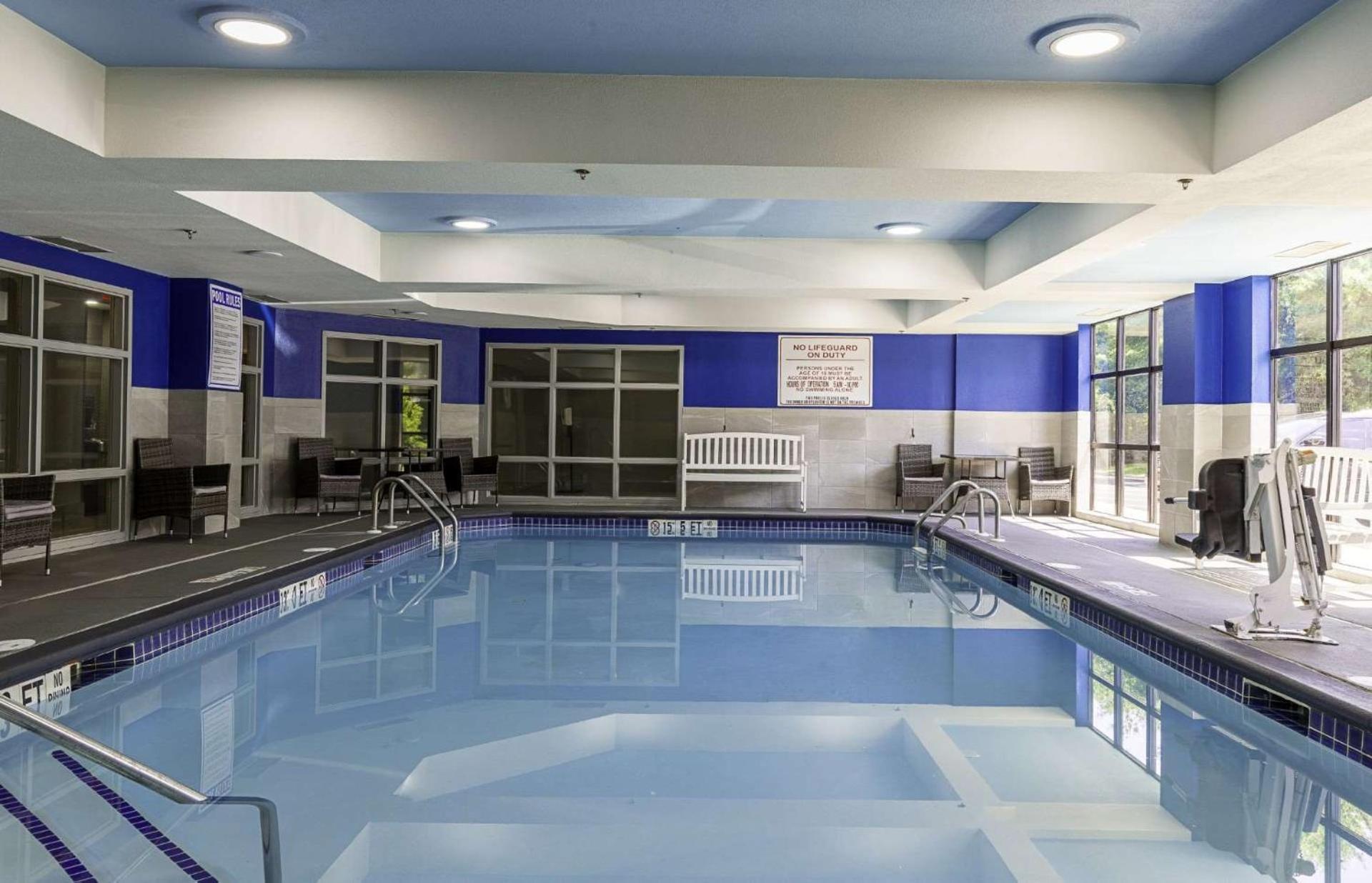 Hampton Inn Ист-Виндзор Экстерьер фото