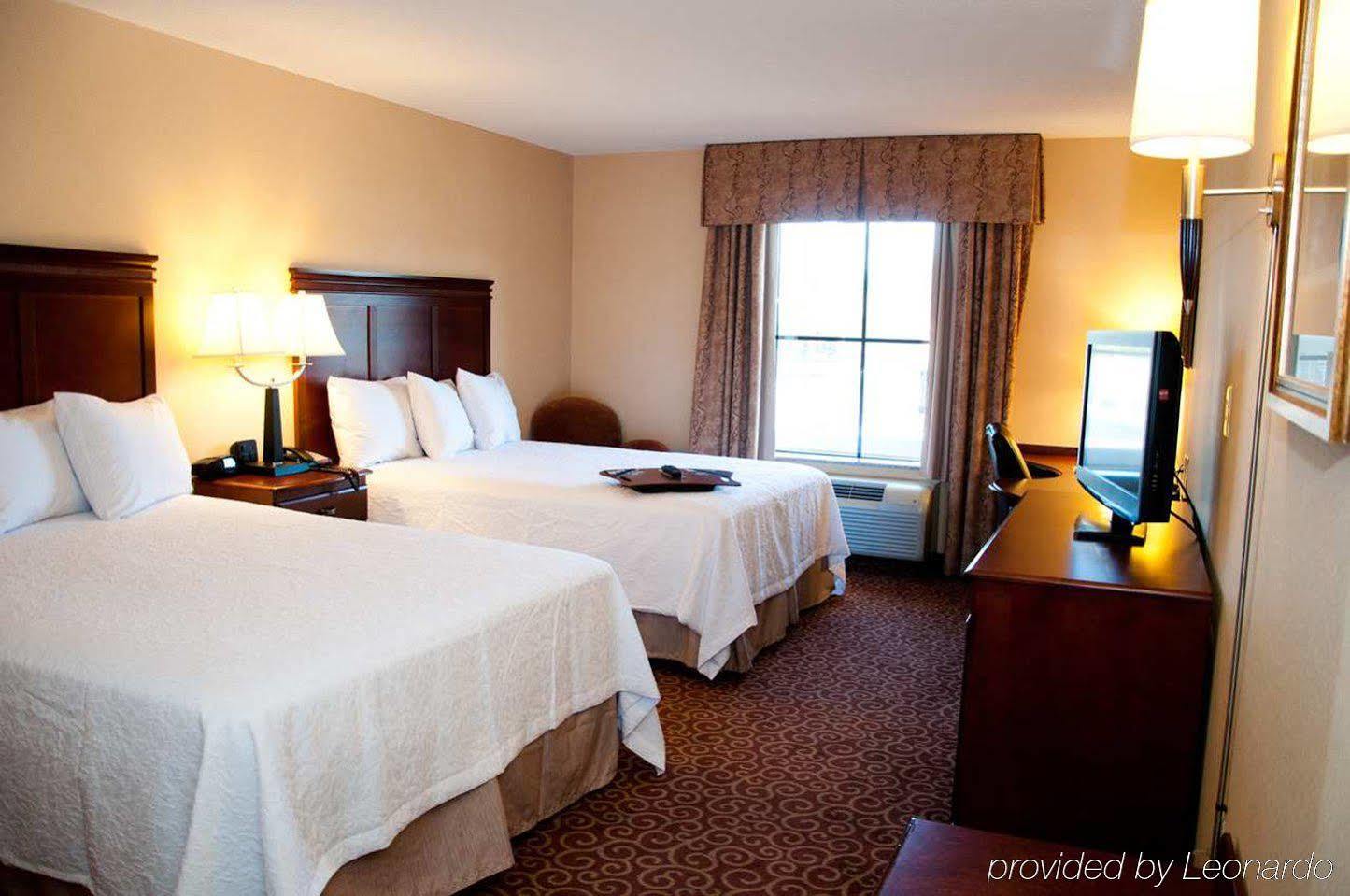 Hampton Inn Ист-Виндзор Экстерьер фото